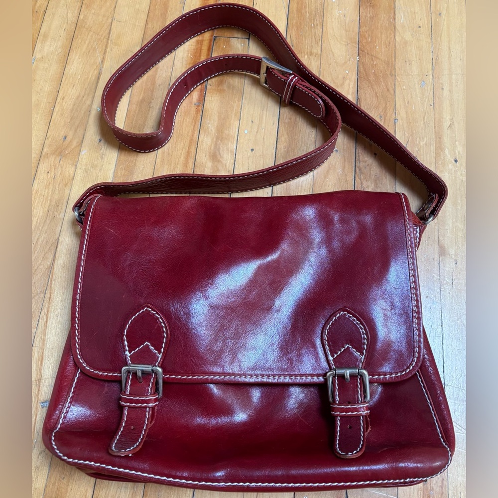 Vera Pelle genuine leather saddle bag.